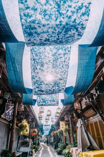 一条狭窄的街道上挂着一幅蓝天。