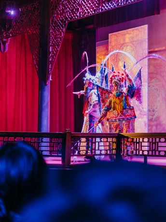 舞台表演中的人的表演场景