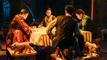 舞台剧中的一个场景 演员在舞台上