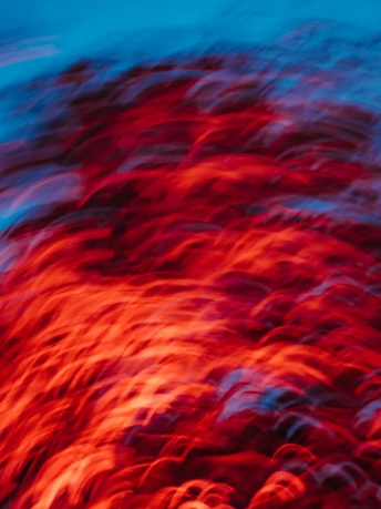 蓝天下的红水照片