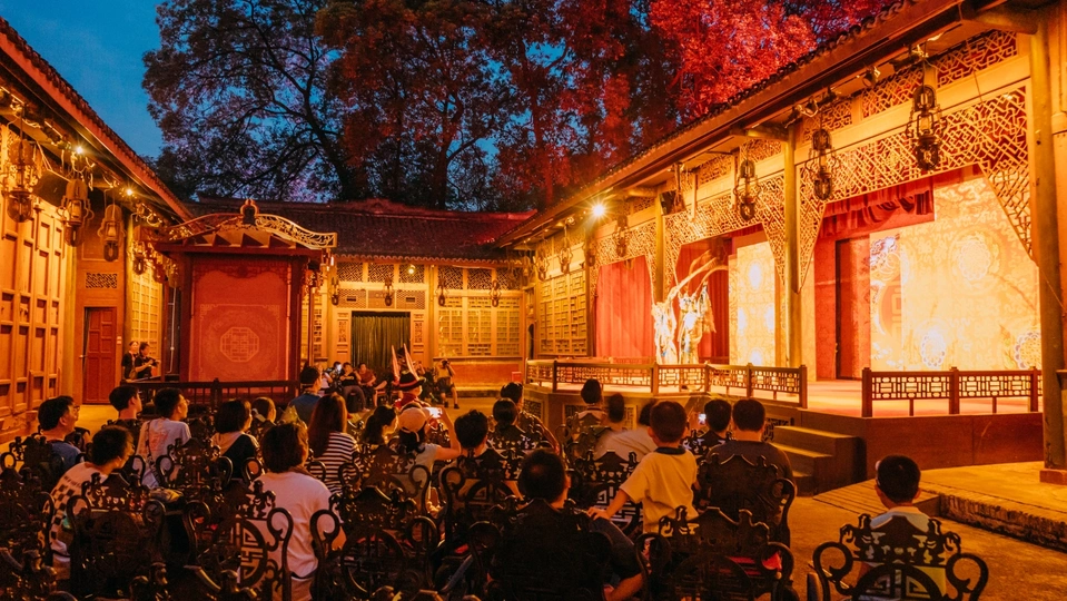 一些人在一栋楼前骑自行车