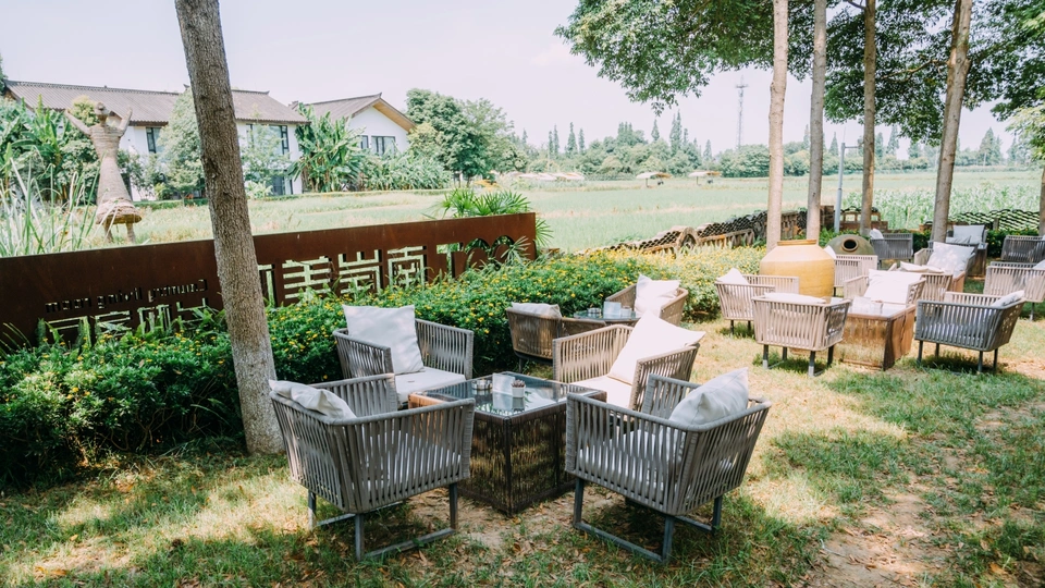 带有椅子和桌子的户外露台 背景中有树木。