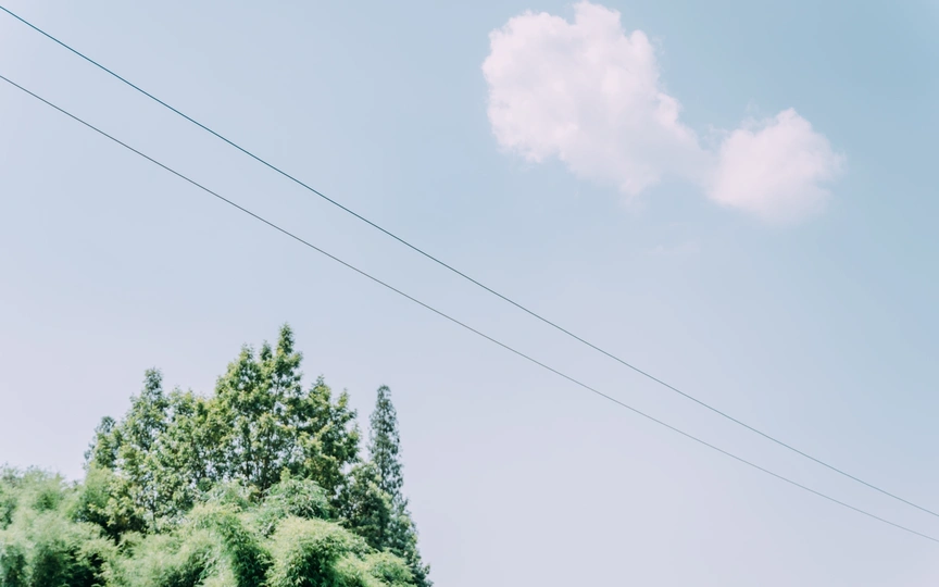 路边的蓝色天空下 一个交通标志。