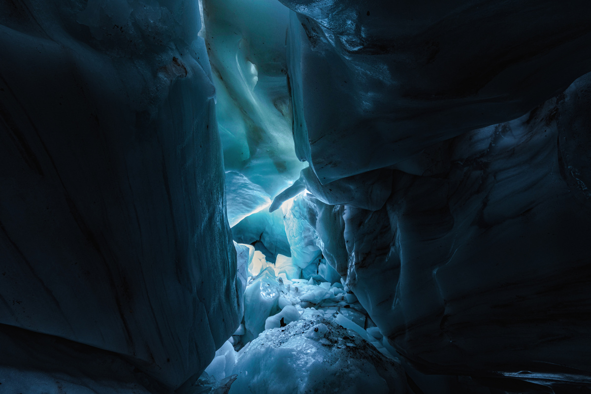 一个有冰和蓝色灯光照在墙上的洞穴