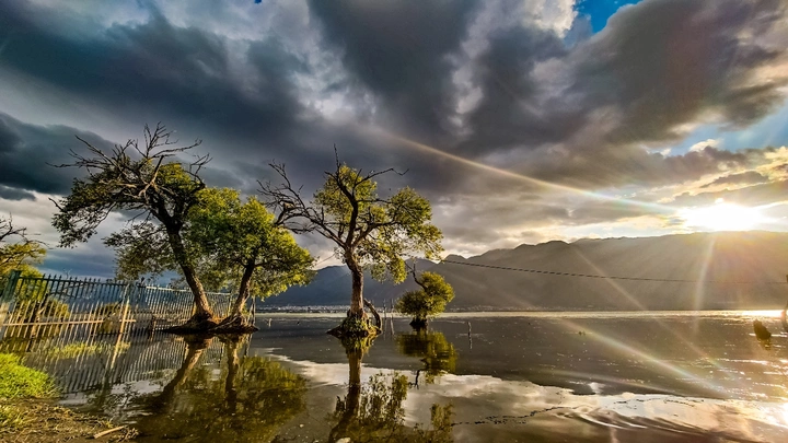 苍山边，洱海畔
