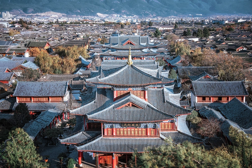 城市中的建筑物屋顶 背景是山脉。
