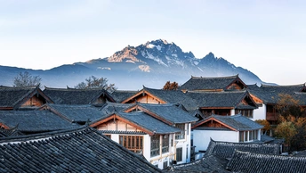 传统建筑的屋顶 背景是山脉。