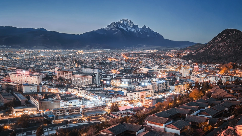夜晚点亮的城市 背景是山脉。