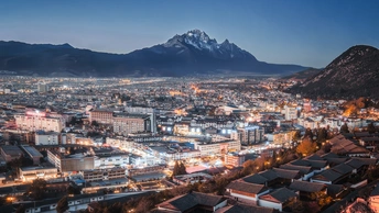 夜晚点亮的城市 背景是山脉。