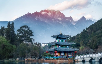 美丽的寺庙 背景是桥和山