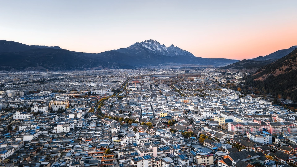 夕阳下的城市 背景是山脉