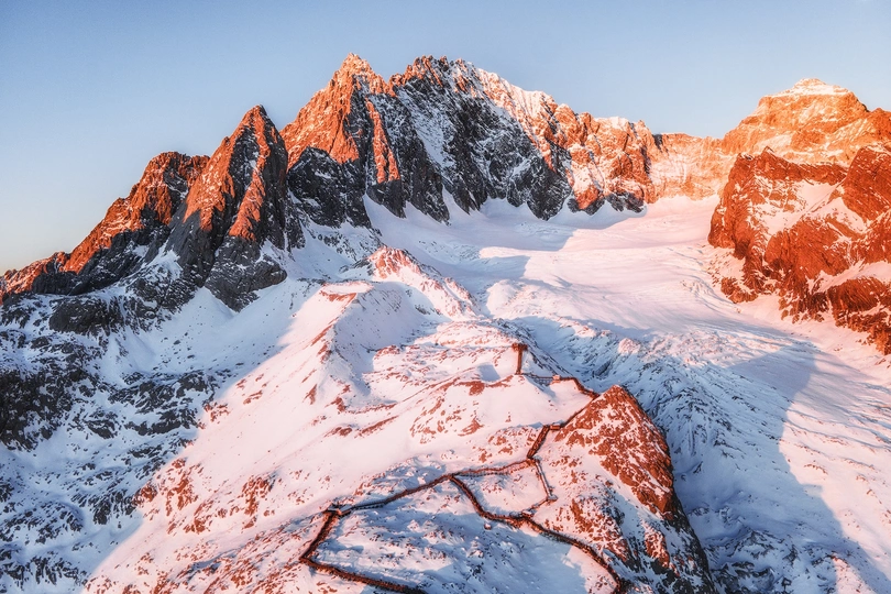 高山山脉中的日出或日落 积雪的山峰