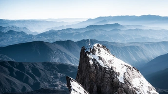 山顶上的人 远处可以看到山脉。