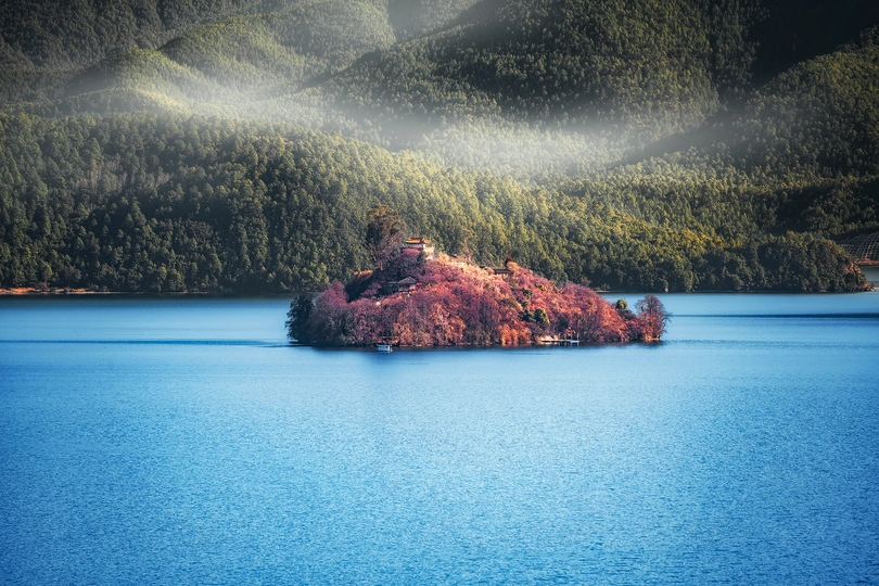 一个被群山环绕的湖泊中的小岛