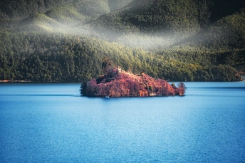 一个被群山环绕的湖泊中的小岛