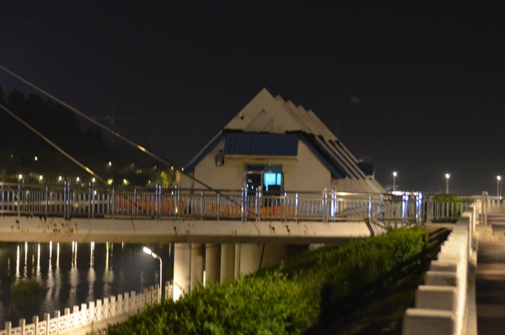 霓虹闪耀，夜晚河畔。