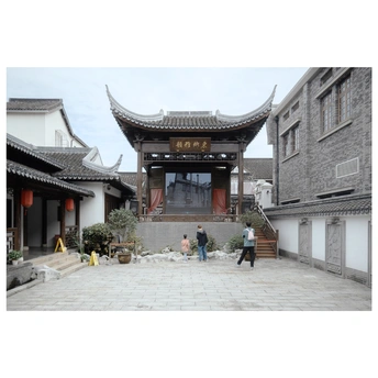 古老的建筑的庭院中行走的人们 中国建筑风格