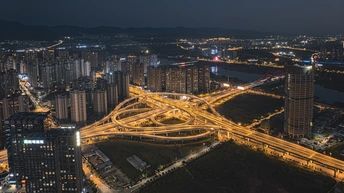 夜晚城市的空中俯瞰 有很多灯光。