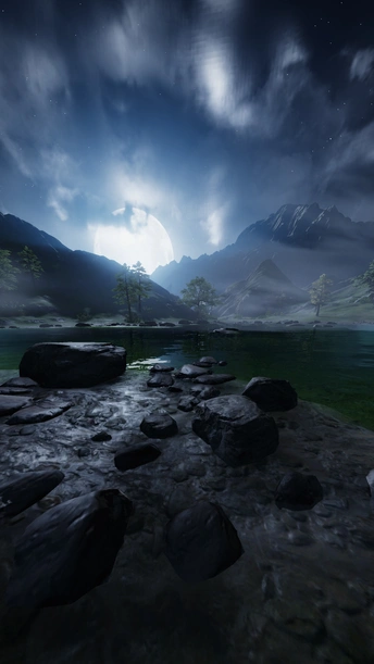 天空中一轮满月照亮了岩石和山脉环绕的湖边的夜晚。