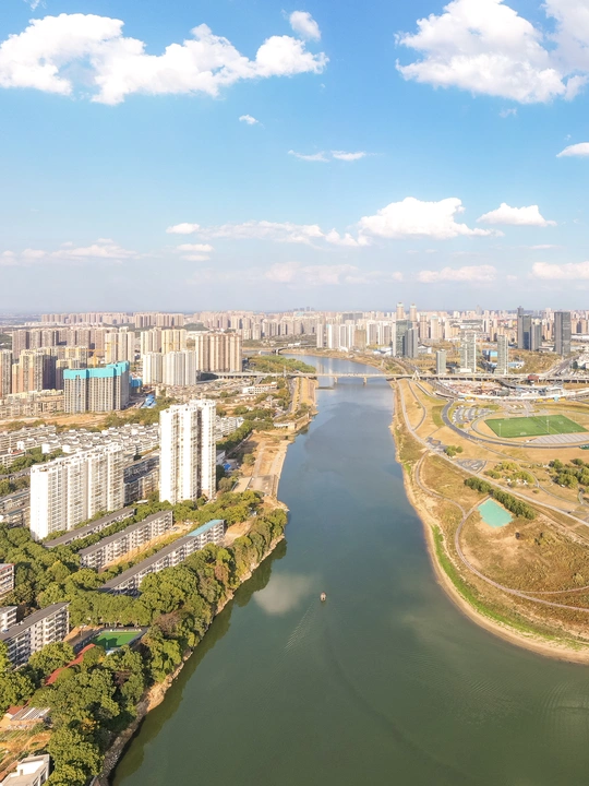 城市中的高楼大厦旁的大河