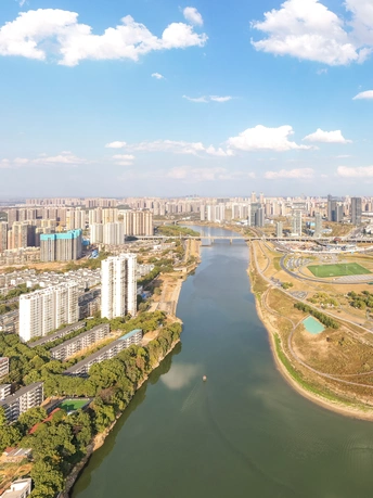 城市中的高楼大厦旁的大河