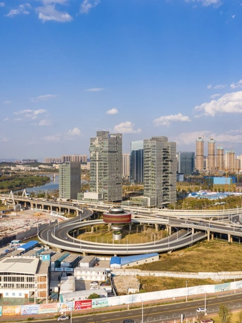 繁华的城市 交通繁忙 高楼林立