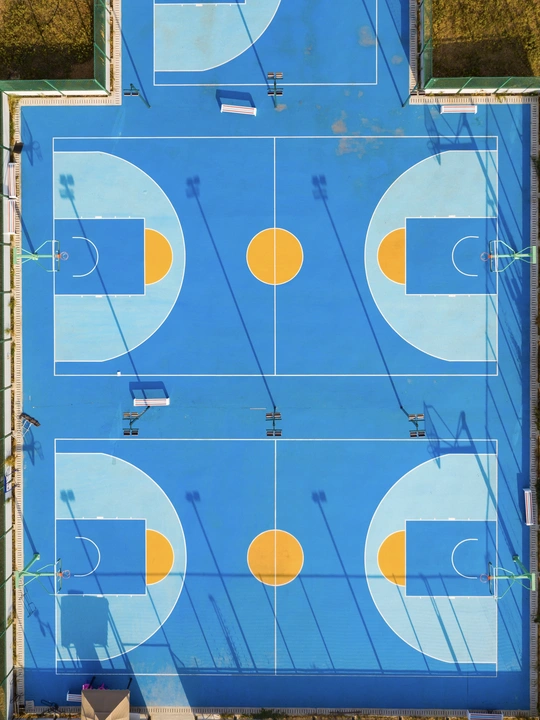 蓝色网球场 aerial view