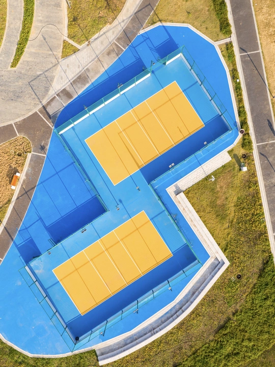 带有蓝色屋顶的建筑物 aerial view