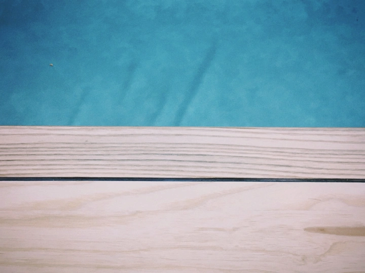 一块木板在蓝色地板上