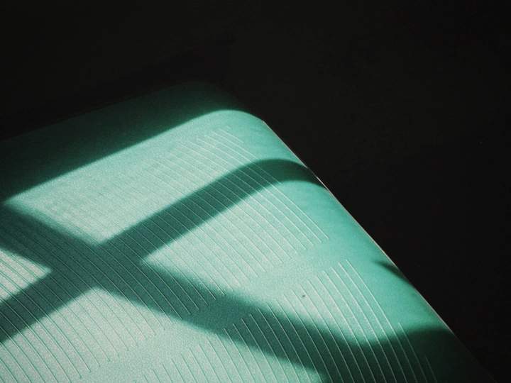 阳光透过黑暗的房间窗户 在地板上投射出阴影。