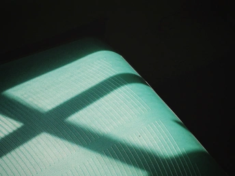 阳光透过黑暗的房间窗户 在地板上投射出阴影。