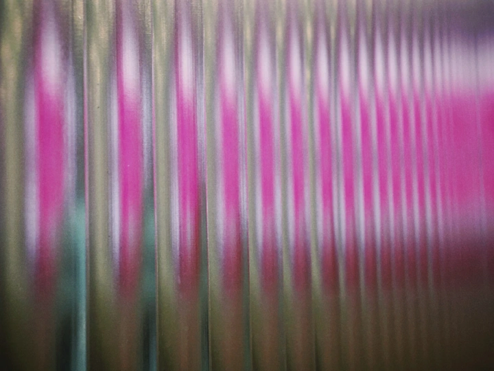 背景中有树木的粉红色窗帘