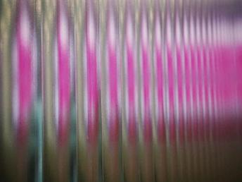 背景中有树木的粉红色窗帘