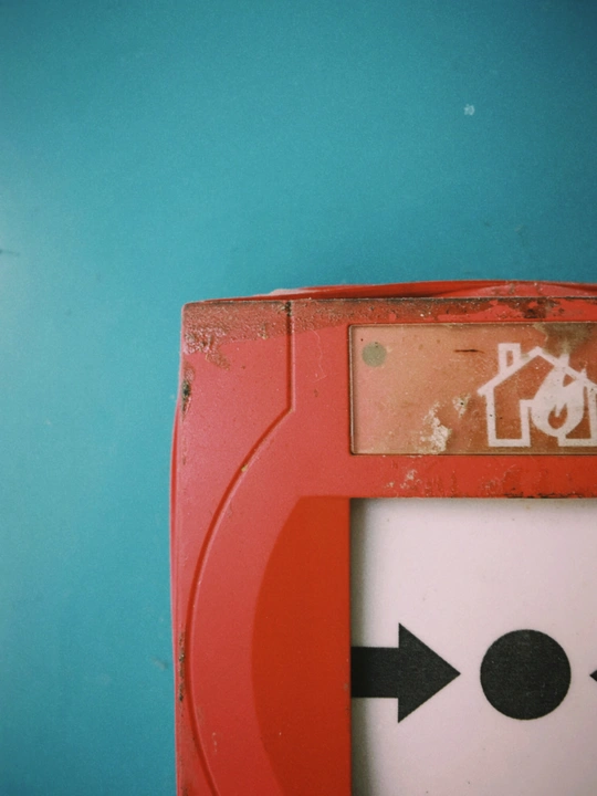 红色和白色的标志在蓝色的墙上