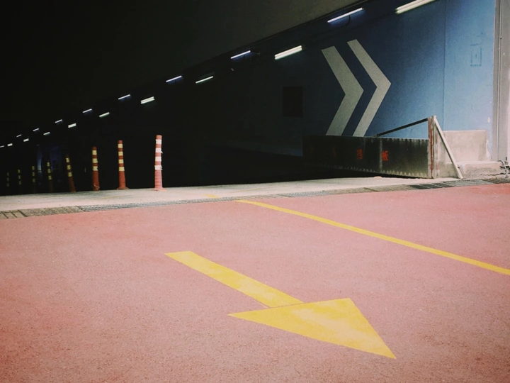 夜晚空荡的停车场 有红色的斜坡 带黄色的箭头。