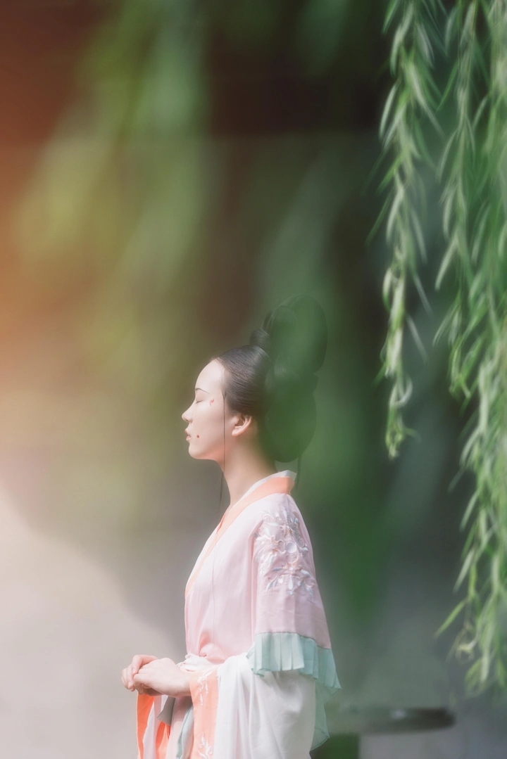 如梦如幻月
若即若离花