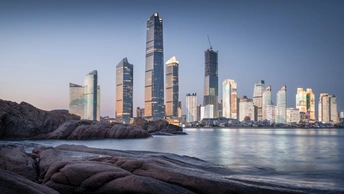 夜幕下城市的高层建筑群