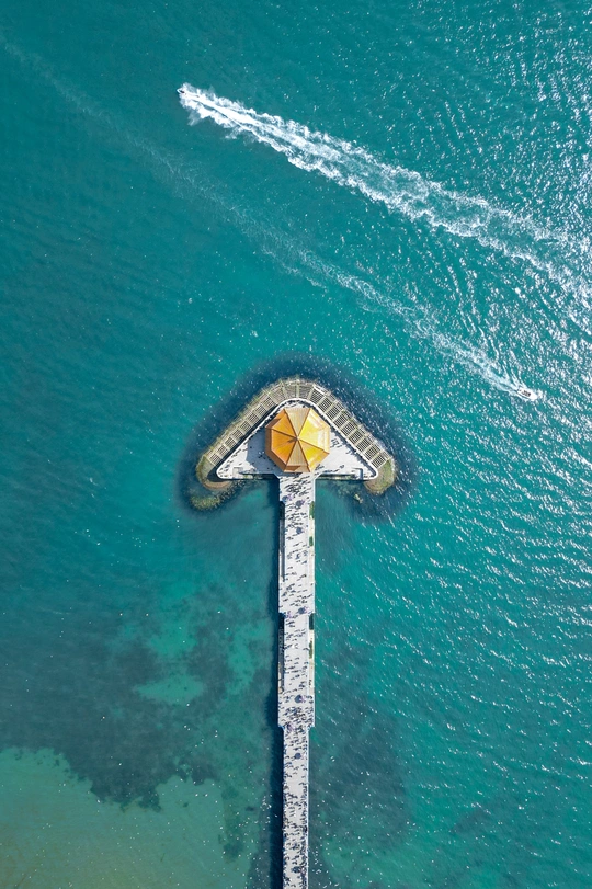 一个小岛的中间有一个码头 从空中看