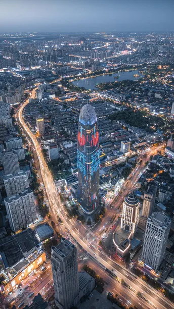 夜晚的城市 从高塔的顶部俯瞰