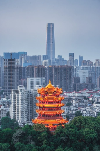 前景中一座高大的塔 背景是高楼大厦。