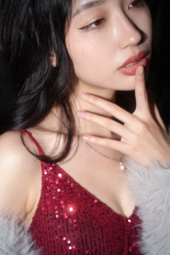 一位穿着红色连衣裙、红唇和红发的女人