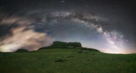夜晚的绿草地 星空