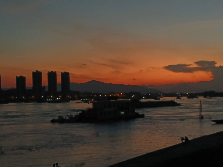 夕阳西下，江水游轮