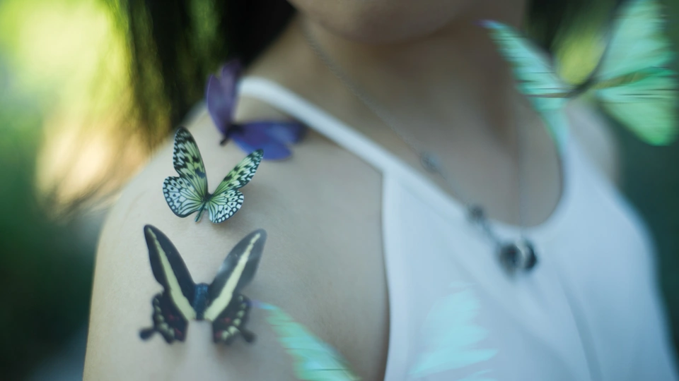 一位肩膀上有蝴蝶纹身的女士