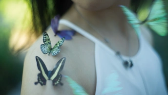 一位肩膀上有蝴蝶纹身的女士