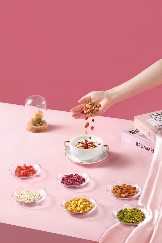 一张粉红色的桌子 上面摆满了食物