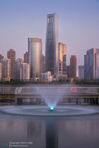 城市天际线 高耸的建筑和喷泉在水中。