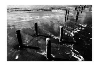 低潮时海滩上的黑白相间的柱子