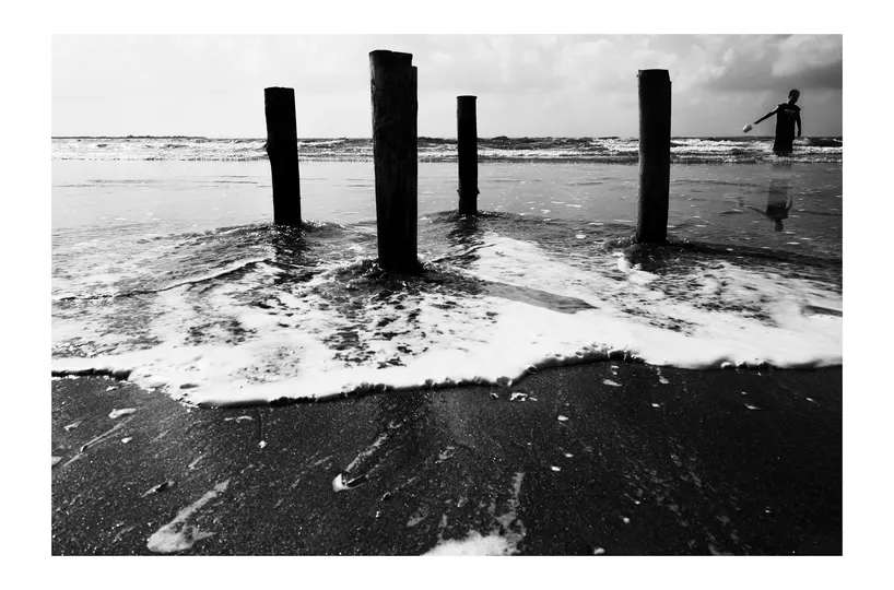 黑白色调的码头和桩柱在海洋中