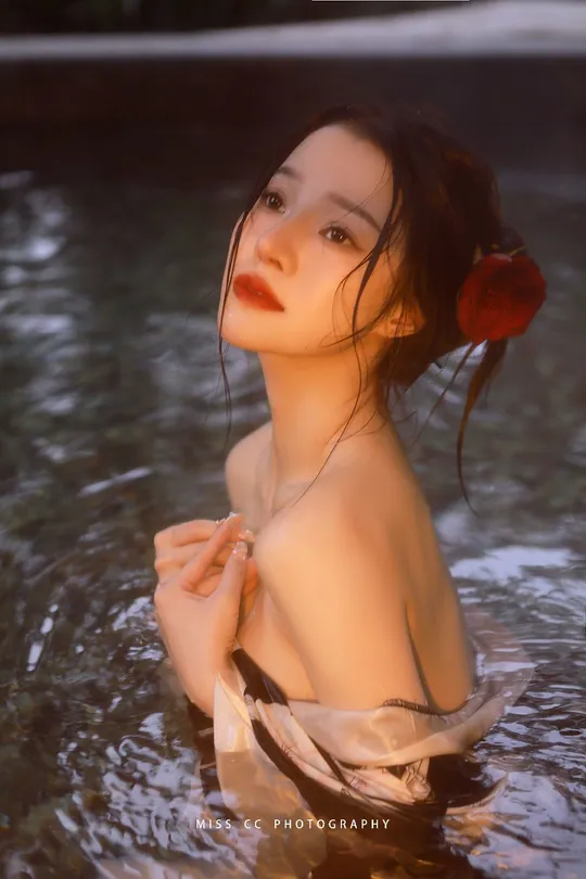 一位穿着连衣裙的美女在水边